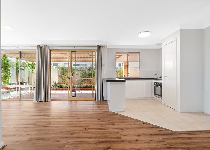 4 Mannix Pass Queens Park WA 6107